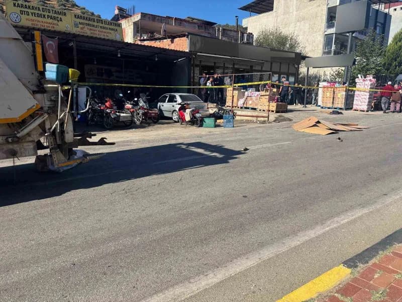 Manisa’nın Alaşehir ilçesinde çöp kamyonunun altında kalan 20 yaşındaki Erol Karasulu, olay yerinde hayatını kaybetti. K