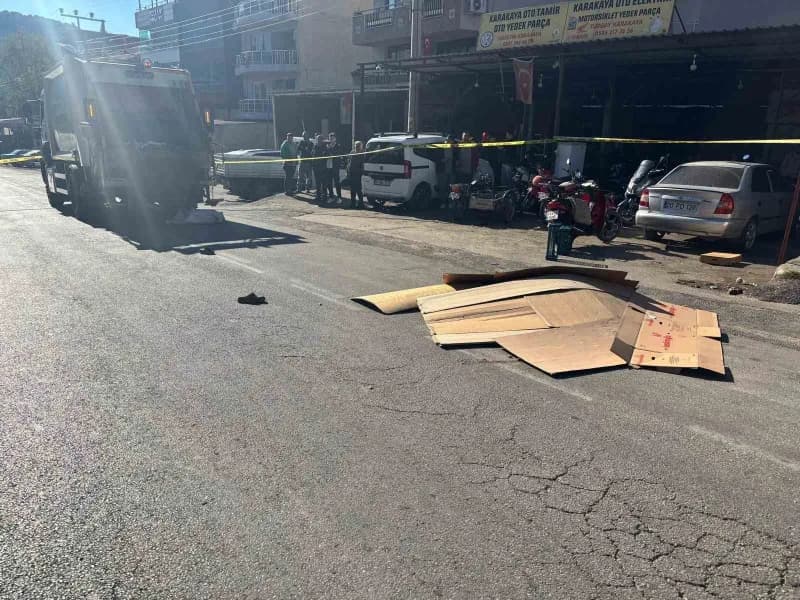 Manisa’nın Alaşehir ilçesinde çöp kamyonunun altında kalan 20 yaşındaki Erol Karasulu, olay yerinde hayatını kaybetti. K