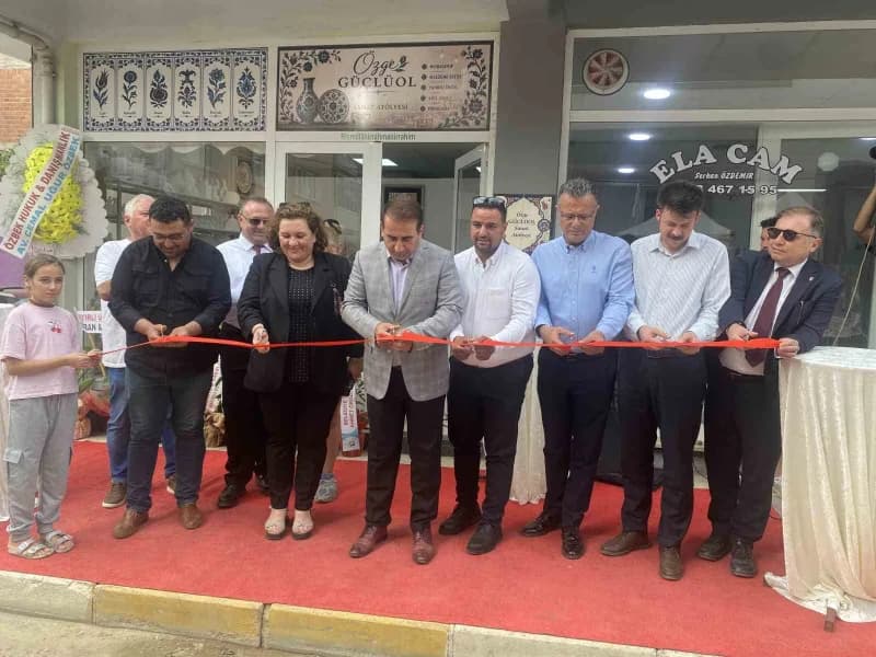 Güçlüol Sanat Atölyesi’nin açılış kurdelesi protokol üyeleri tarafından kesildi. Kaymakam Ercan Öter ve Belediye Başkanı