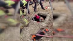 Manisa Salihli'de su kuyusunda bulunan alzaymır hastası kadının cesedi çıkarılırken ekipler çalışıyor
