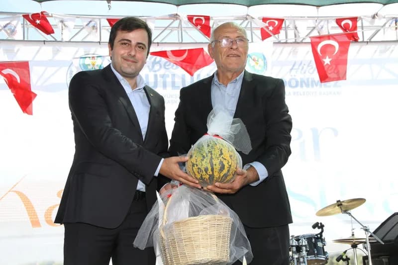 Manisa’nın Kula ilçesine bağlı Ayvatlar Mahallesi’nde bu yıl ikincisi düzenlenen Kavun Festivali, yoğun katılımla gerçek