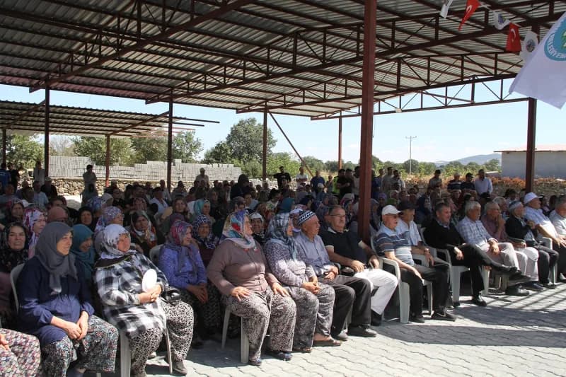 Manisa’nın Kula ilçesine bağlı Ayvatlar Mahallesi’nde bu yıl ikincisi düzenlenen Kavun Festivali, yoğun katılımla gerçek