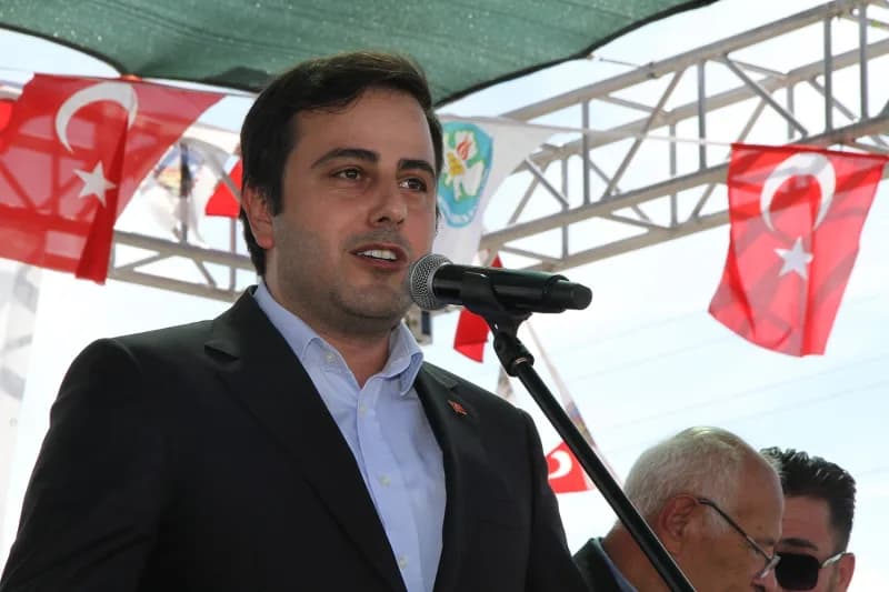 Manisa’nın Kula ilçesine bağlı Ayvatlar Mahallesi’nde bu yıl ikincisi düzenlenen Kavun Festivali, yoğun katılımla gerçek