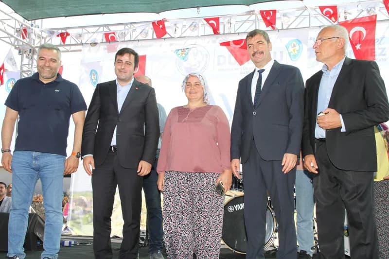 Manisa’nın Kula ilçesine bağlı Ayvatlar Mahallesi’nde bu yıl ikincisi düzenlenen Kavun Festivali, yoğun katılımla gerçek