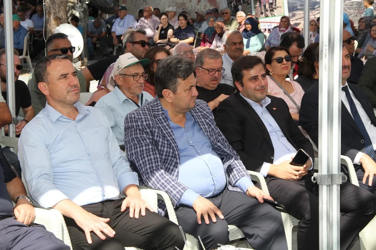 Manisa’nın Kula ilçesine bağlı Ayvatlar Mahallesi’nde bu yıl ikincisi düzenlenen Kavun Festivali, yoğun katılımla gerçek