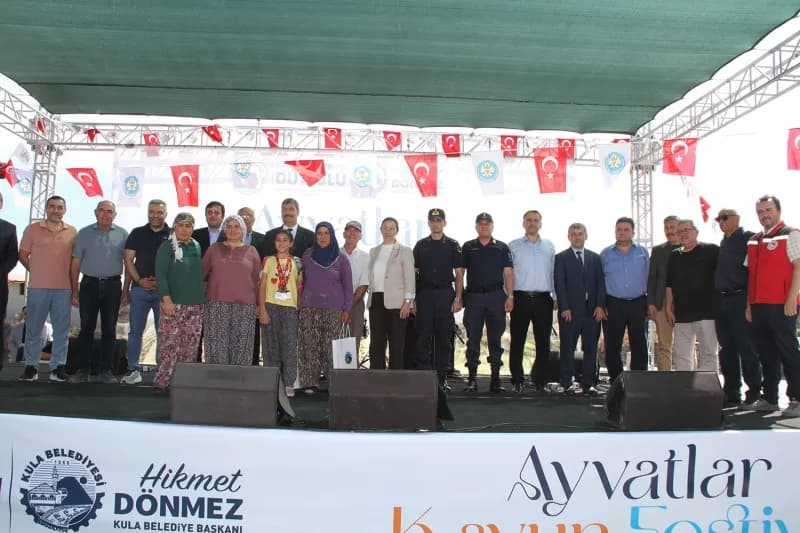 Manisa’nın Kula ilçesine bağlı Ayvatlar Mahallesi’nde bu yıl ikincisi düzenlenen Kavun Festivali, yoğun katılımla gerçek