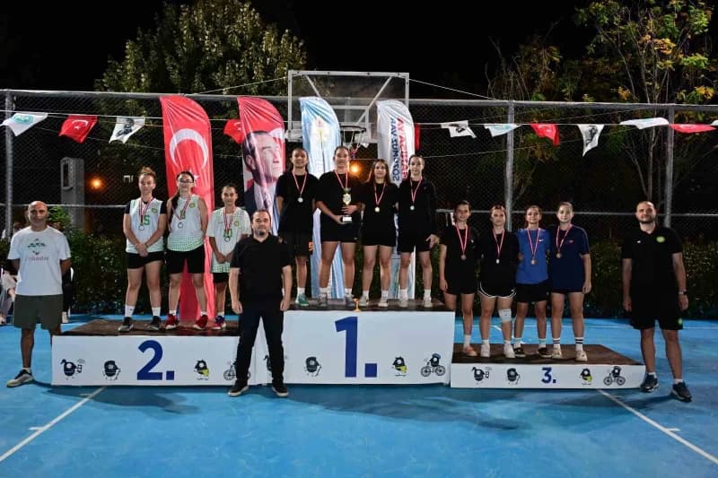 Turnuvanın tamamlanmasının ardından farklı kategorilerde dereceye giren takımlar için ödül töreni düzenlendi.