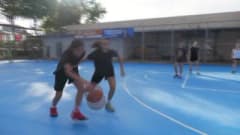 Manisa Atatürk Kent Parkı’nda düzenlenen 3x3 Sokak Basketbol Turnuvası sırasında sporcular maç yaparken