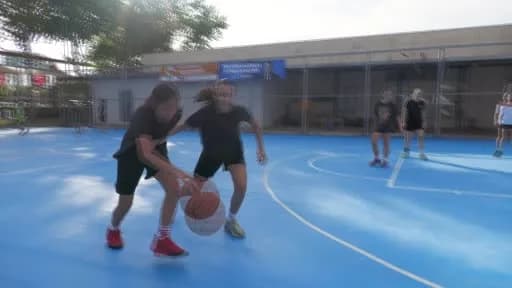 Manisa Atatürk Kent Parkı’nda düzenlenen 3x3 Sokak Basketbol Turnuvası sırasında sporcular maç yaparken
