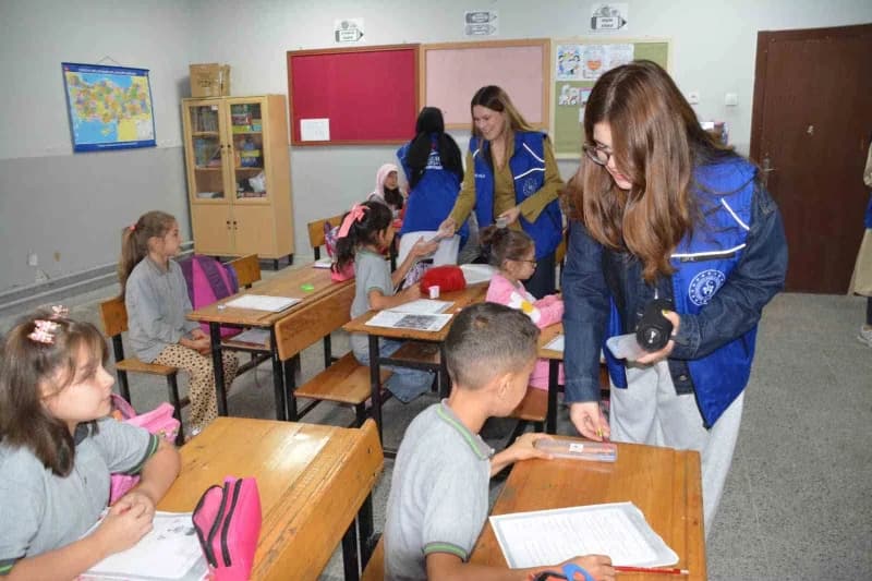 Manisa’nın Demirci ilçesinde Gençlik ve Spor Bakanlığına bağlı yurtta kalan öğrenciler ile Gençlik Merkezi gönüllüleri,