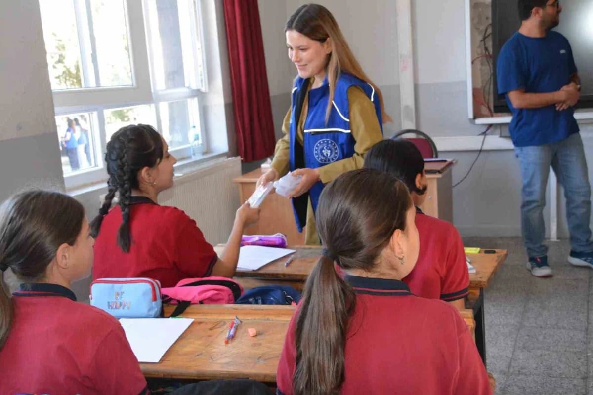 Manisa Demirci'de gençlik merkezi gönüllüleri minik öğrencilere kırtasiye malzemesi dağıtıyor