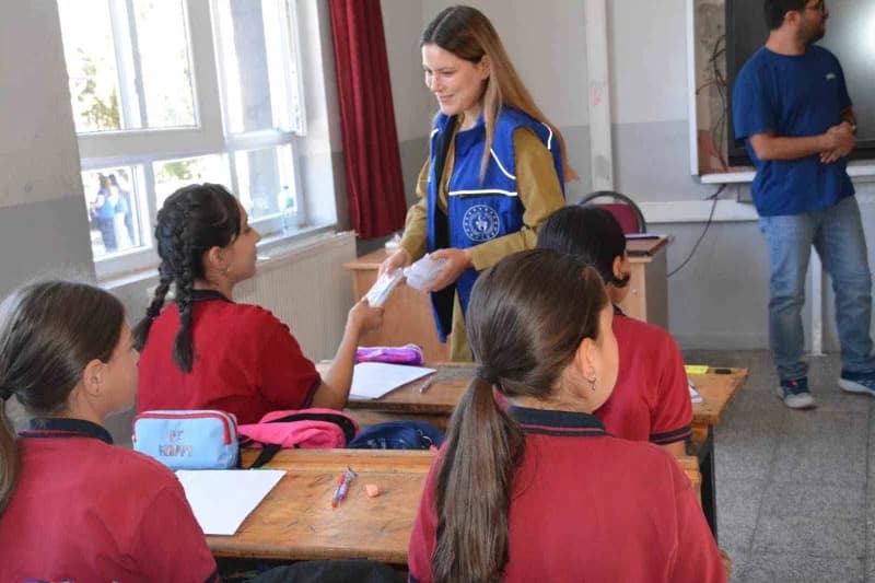 Manisa Demirci'de gençlik merkezi gönüllüleri minik öğrencilere kırtasiye malzemesi dağıtıyor