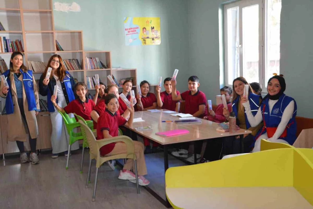 Manisa’nın Demirci ilçesinde Gençlik ve Spor Bakanlığına bağlı yurtta kalan öğrenciler ile Gençlik Merkezi gönüllüleri,