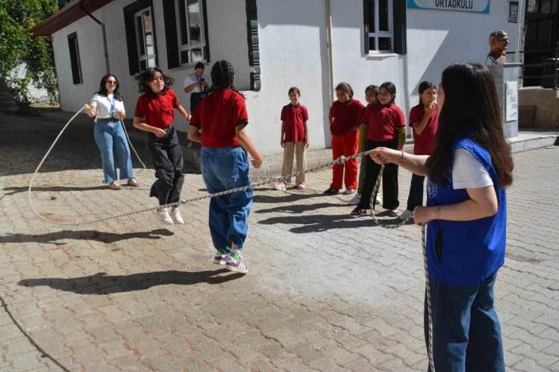 Manisa’nın Demirci ilçesinde Gençlik ve Spor Bakanlığına bağlı yurtta kalan öğrenciler ile Gençlik Merkezi gönüllüleri,
