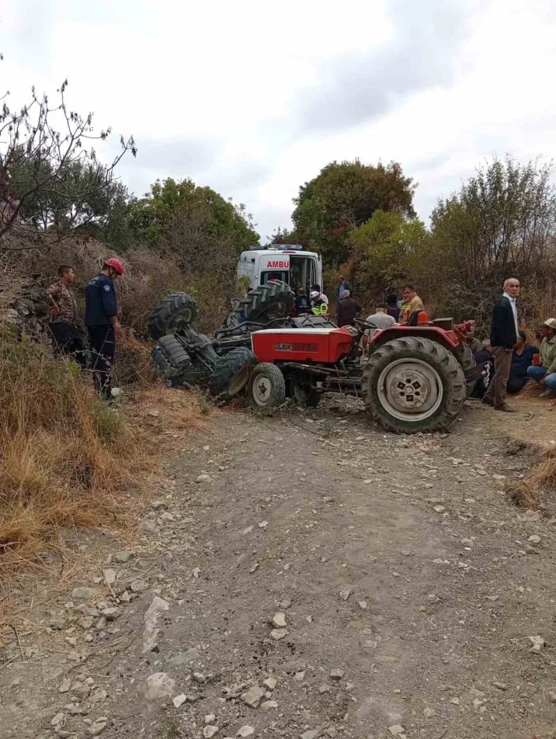 Manisa Demirci ilçesinde devrilen traktör kazası sonrası olay yeri ve kurtarma çalışmaları