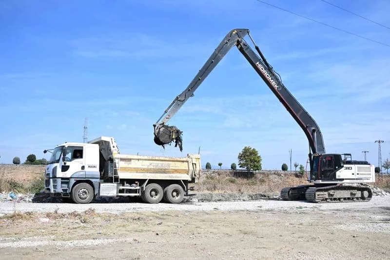 Manisa Büyükşehir Belediyesi, yaklaşan yağışlı dönem öncesinde dere yataklarındaki temizlik çalışmalarını hızlandırdı.