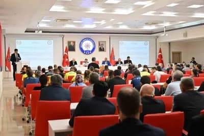 Manisa’da okul çevresinde güvenlik tedbirleri toplantısı yapılıyor, katılımcılar sunum dinliyor