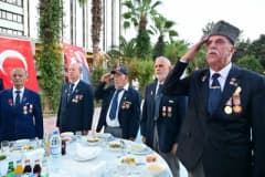 Manisa Büyükşehir Belediyesi Gaziler Günü programında gazi ve şehit aileleri bir arada
