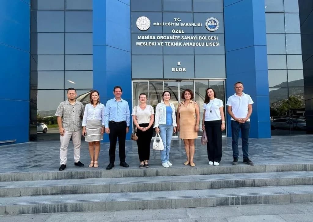 Manisa Büyükşehir Belediyesi, Cevdet İnci Eğitim Vakfı ve İzmir Dokuz Eylül Rotary Kulübü iş birliğinde genç kadınların