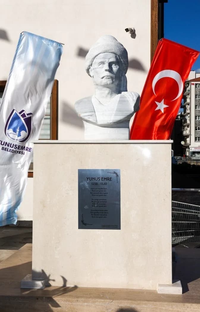 Yunusemre belediyesinin bahçesinde bulunan Yunus Emre büstü