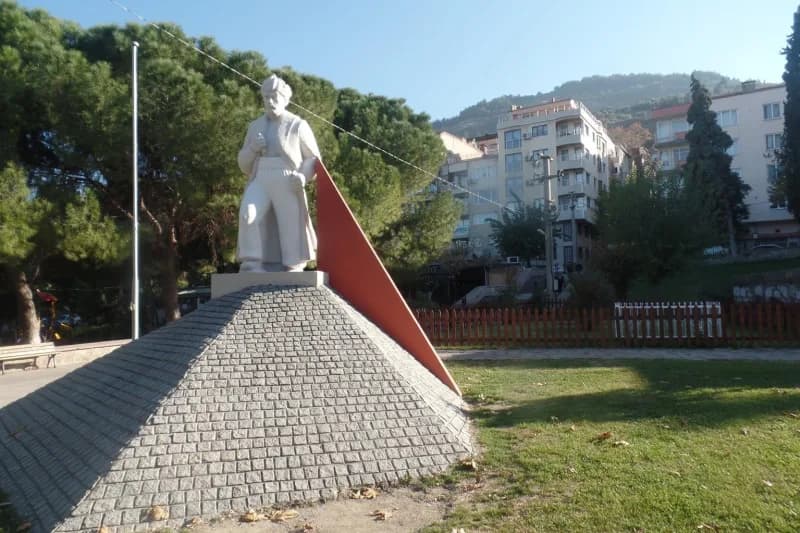 Saruhan Bey türbesinin önündeki saruhanbey Heykeli