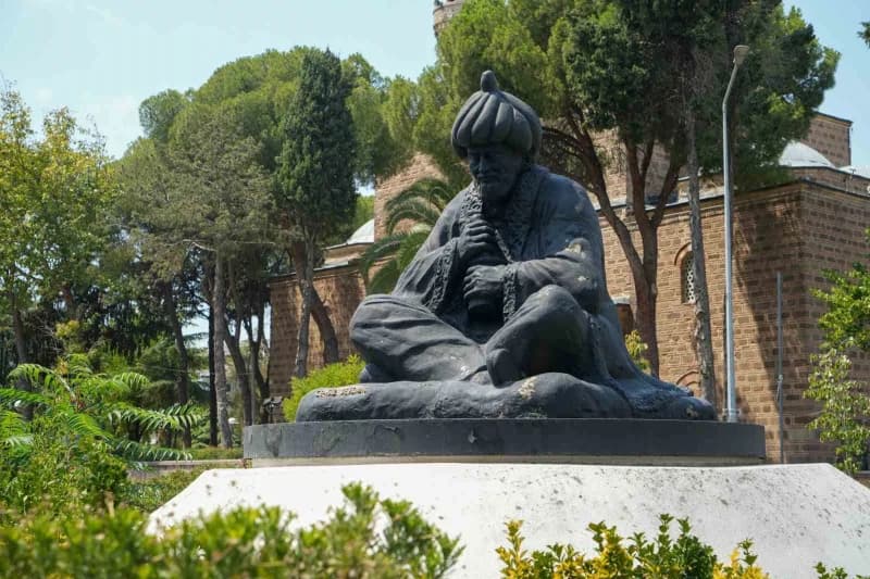Sultan Camii önündeki merkezefendi Heykeli