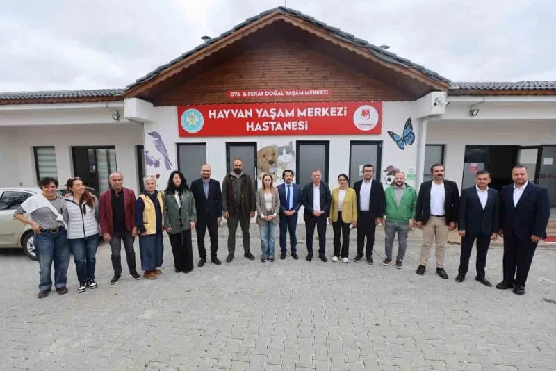 Manisa Hayvan Yaşam Merkezi’nde Yunusemre Belediye Başkanı ve Ferdi Zeyrek Vakfı yetkilileri inceleme yapıyor
