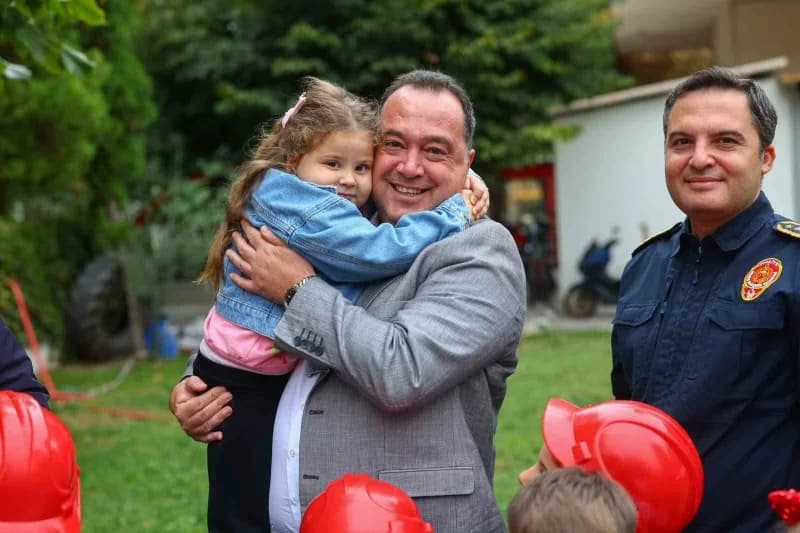 Manisa Büyükşehir Belediye Başkanı Besim Dutlulu, İtfaiye Haftası kapsamında itfaiye personeliyle bir arada