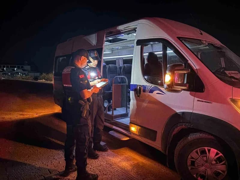 Manisa’da jandarma ekipleri gece Bölgesel Huzur ve Güven Uygulaması kapsamında araç ve şahıs denetimi yapıyor