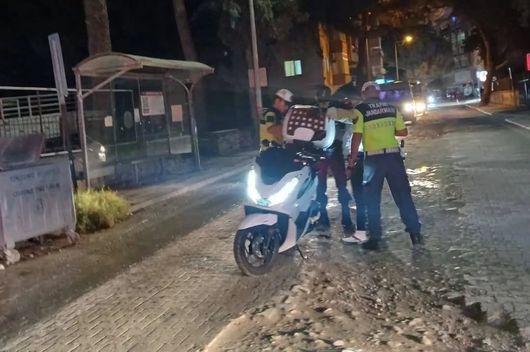 Manisa’da İl Jandarma Komutanlığı ekiplerince gerçekleştirilen Bölgesel Huzur ve Güven Uygulaması kapsamında 8 bin 673 ş