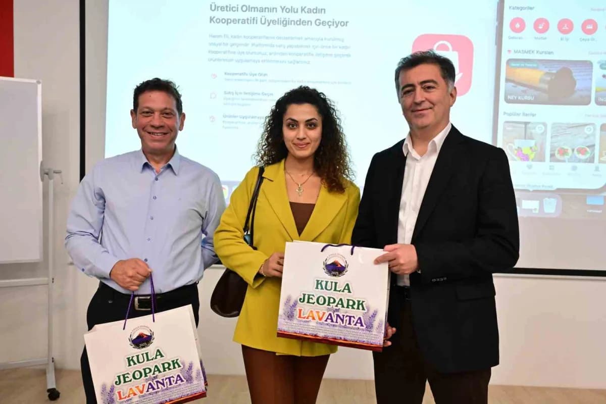 Toplantının sonunda katılımcılara hediye takdim edildi.
