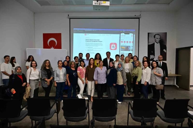 Manisa Büyükşehir Belediyesi toplantısında kadın kooperatifi üyeleri ve yetkililer bir arada