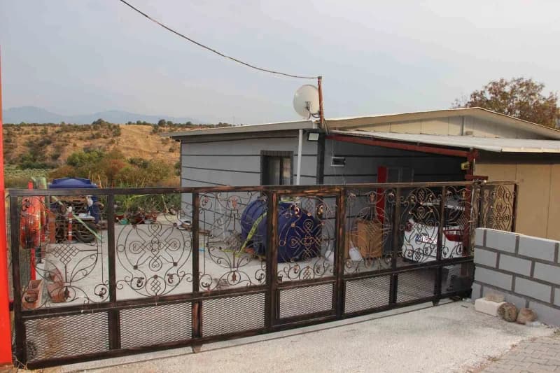Manisa’nın Yunusemre ilçesinde 56 yaşındaki İsa Acar ile 54 yaşındaki eşi Mümine Acar, evlerinde silahla vurulmuş halde