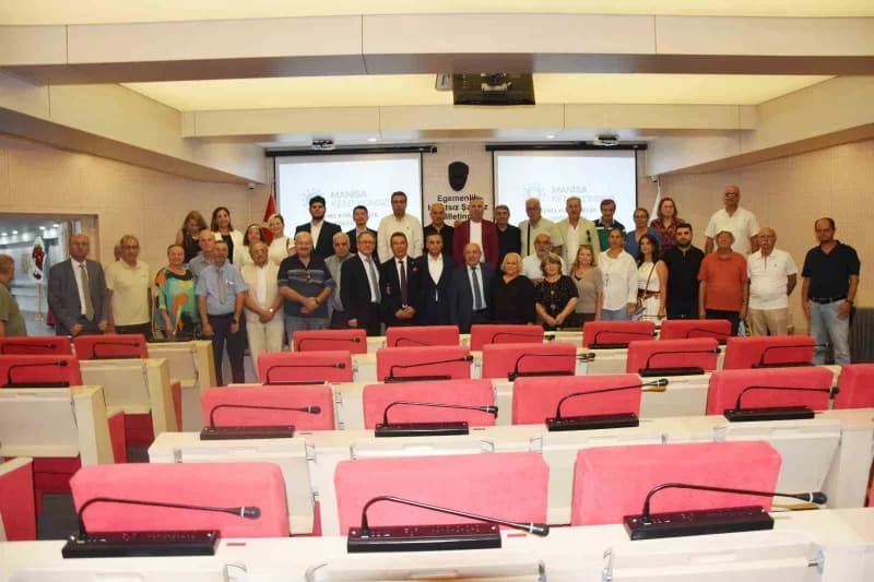 Manisa Kent Konseyi Olağan Seçimli Genel Kurulu’nda başkan Hakkı Bayraktar konuşma yapıyor