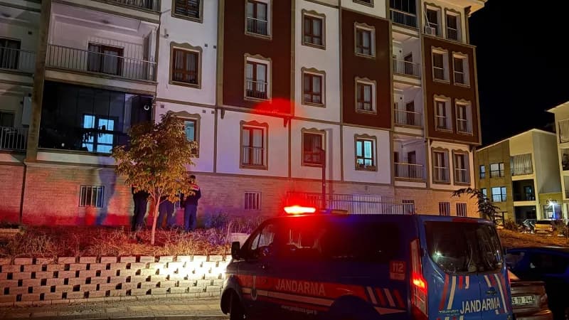 Manisa Kula'da 3. kattan düşen 17 yaşındaki kızın hastaneye kaldırılması