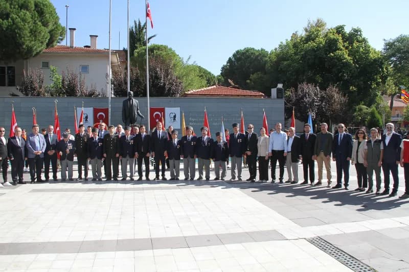 Manisa’nın Kula ilçesinde 19 Eylül Gaziler Günü dolayısıyla düzenlenen programda, Gaziler ve şehitler anıldı.