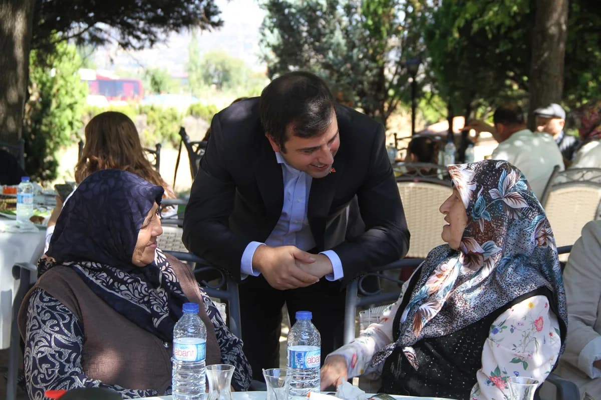 Manisa’nın Kula ilçesinde 19 Eylül Gaziler Günü dolayısıyla düzenlenen programda, Gaziler ve şehitler anıldı.