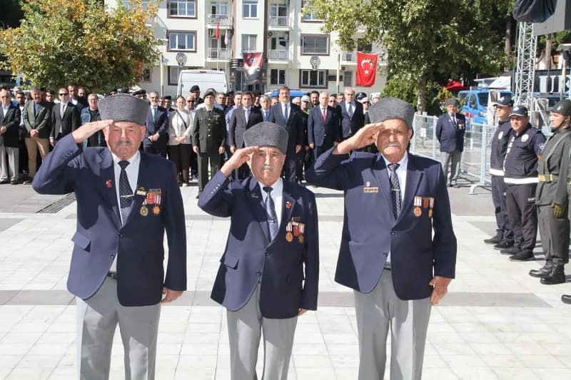 Manisa’nın Kula ilçesinde 19 Eylül Gaziler Günü dolayısıyla düzenlenen programda, Gaziler ve şehitler anıldı.
