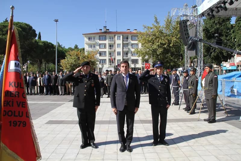 Manisa’nın Kula ilçesinde 19 Eylül Gaziler Günü dolayısıyla düzenlenen programda, Gaziler ve şehitler anıldı.