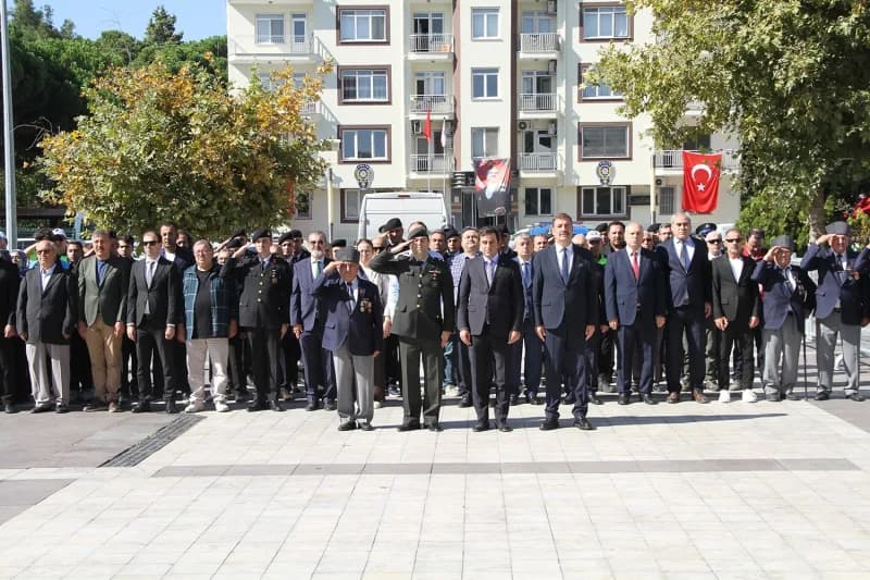 Manisa’nın Kula ilçesinde 19 Eylül Gaziler Günü dolayısıyla düzenlenen programda, Gaziler ve şehitler anıldı.