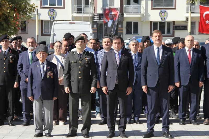 Manisa Kula'da 19 Eylül Gaziler Günü töreninde Atatürk Anıtı önünde düzenlenen anma programı