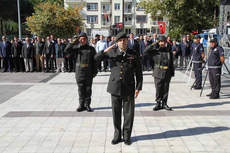 Manisa’nın Kula ilçesinde 19 Eylül Gaziler Günü dolayısıyla düzenlenen programda, Gaziler ve şehitler anıldı.
