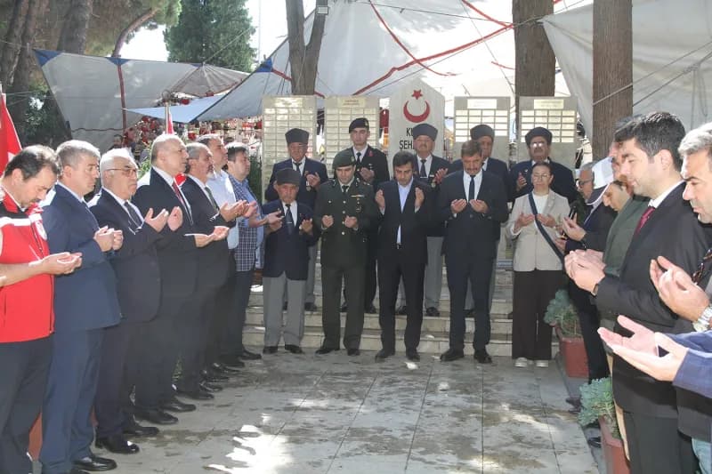 Manisa’nın Kula ilçesinde 19 Eylül Gaziler Günü dolayısıyla düzenlenen programda, Gaziler ve şehitler anıldı.