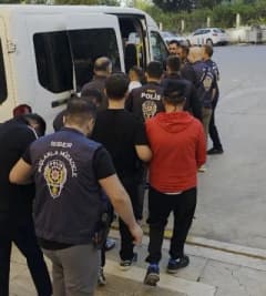 Manisa’da nitelikli dolandırıcılık soruşturması kapsamında polis ekipleri operasyon düzenliyor