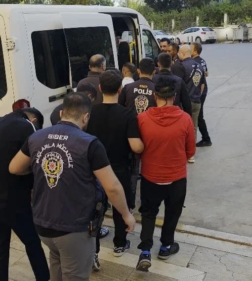 Manisa’da nitelikli dolandırıcılık soruşturması kapsamında polis ekipleri operasyon düzenliyor