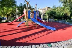 Manisa’da park ve çocuk oyun alanlarında kauçuk zemin yenileme çalışmaları devam ediyor