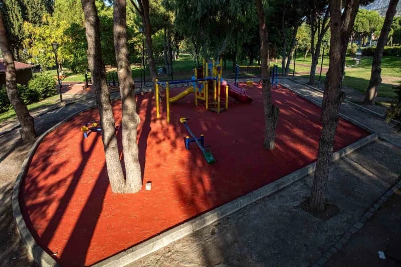 Manisa Büyükşehir Belediyesi, Kent genelindeki Park, çocuk oyun alanları, fitness alanları ve yürüyüş yollarında kauçuk