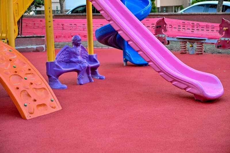 Manisa Büyükşehir Belediyesi, Kent genelindeki Park, çocuk oyun alanları, fitness alanları ve yürüyüş yollarında kauçuk