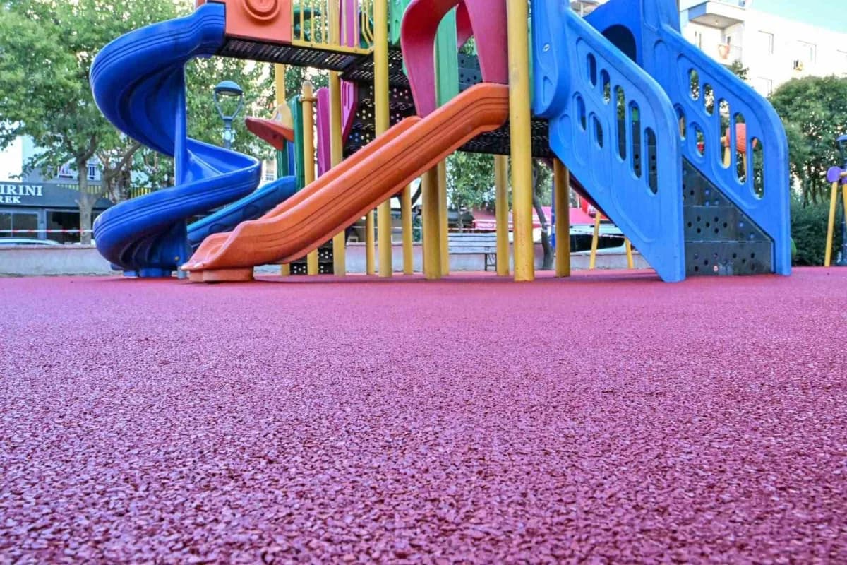 Manisa Büyükşehir Belediyesi, Kent genelindeki Park, çocuk oyun alanları, fitness alanları ve yürüyüş yollarında kauçuk