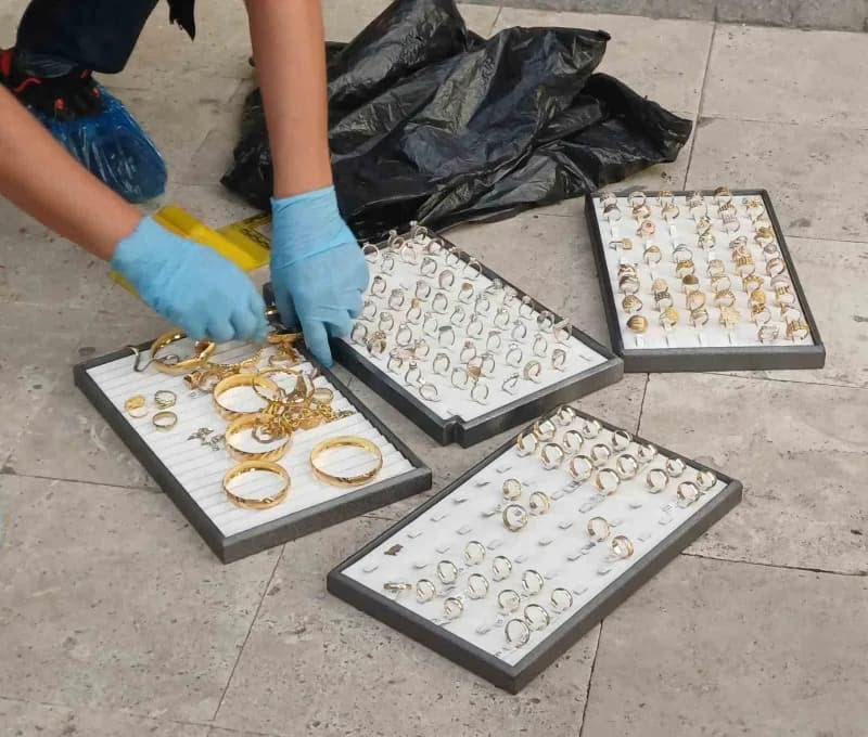 Altınları alamadan kaçmaya çalışan şüpheli, çevredeki esnaflar tarafından yakalanarak polise teslim edildi. Şüpheli, çık